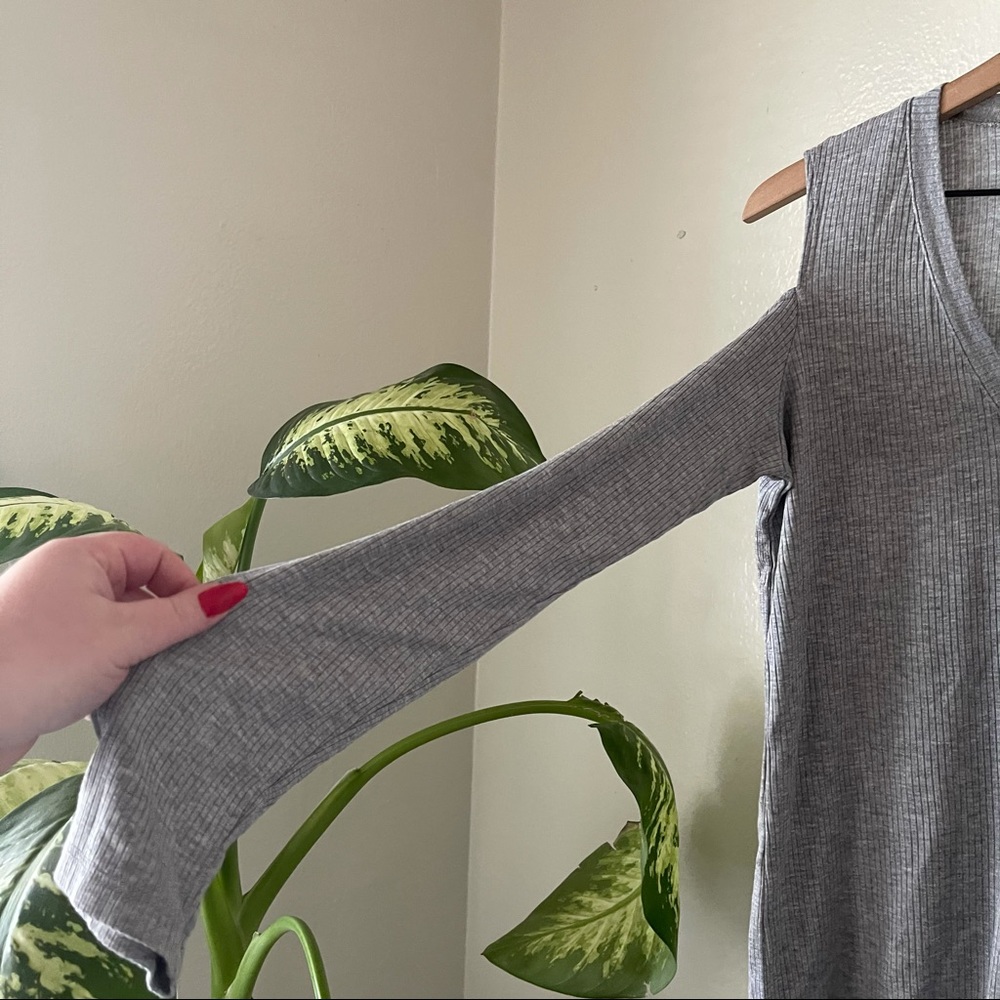 Monrow | Ribbed Cold Shoulder Top - Picture 5 of 8